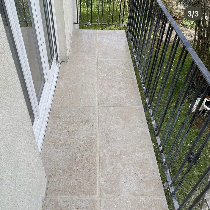 Le même balcon après la pose d'un dallage en pierre claire