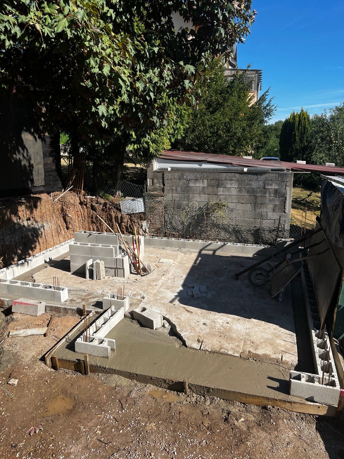 Chantier en cours : dalle, parpaings, ferraillage et coffrage