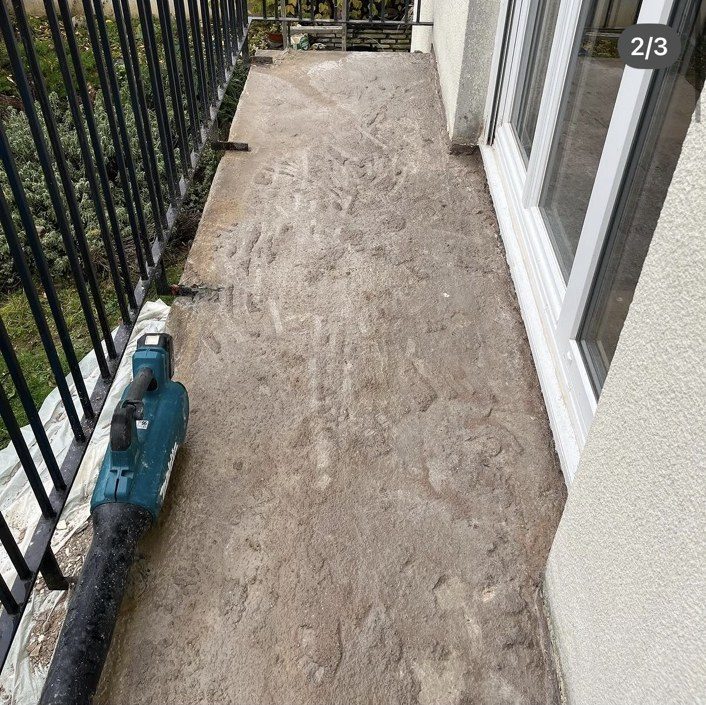 Balcon avant travaux : dalle de béton brut